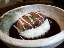 分厚い“牛タン”がシャリの上に！？ 元鮨職人が作る仰天“スパイスカレー”