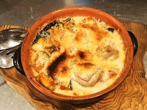 【ヒミツめし】家にある材料で作る白みそグラタン｜『ビストロシンバ』菊地佑自さん