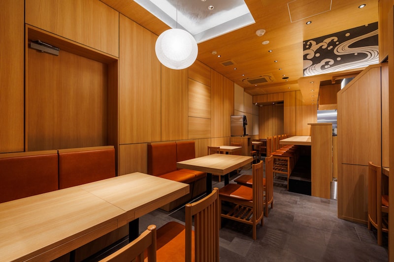 カウンター席とテーブル席を完備。モダンで清潔感のある内装