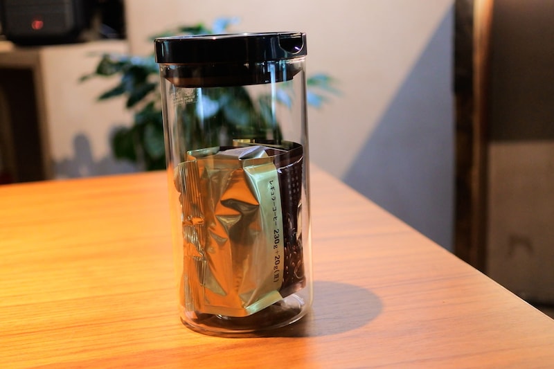 密封容器に入れ、直射日光は避ける