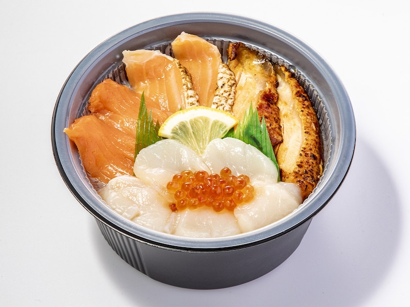 「3種のサーモンとホタテ丼」1折 1,390円/改札内1F 京葉ストリートエリア