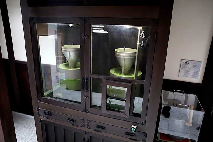 石臼が回転しているずっと見ていたくなる光景