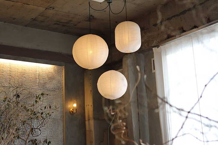 シックな空間にセンスのいいインテリアが馴染みます