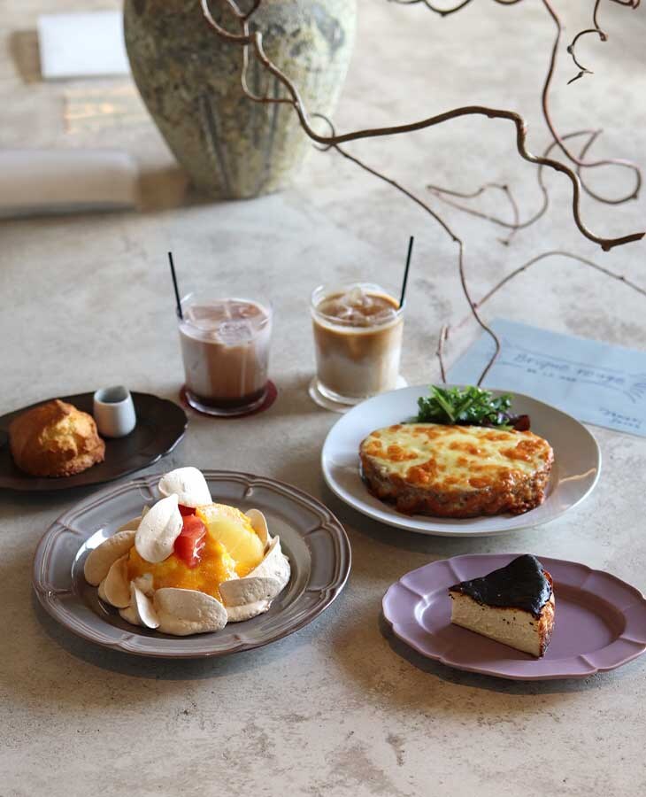 左から：リッチバタースコーン 500円、柑橘のパブロヴァ1,300円、ボロネーズクロックサンド 900円、バスクチーズケーキ 600円