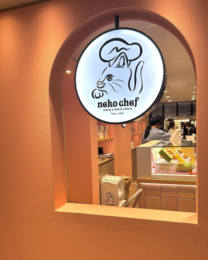 淡いピーチカラーのアーチ窓からすでに可愛い