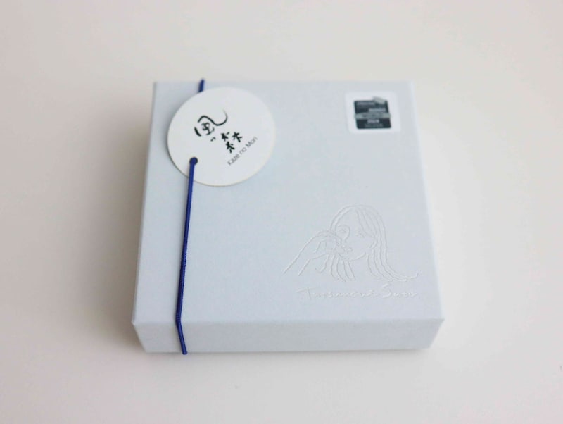 淡いブルーの洗練されたパッケージ［食楽web］