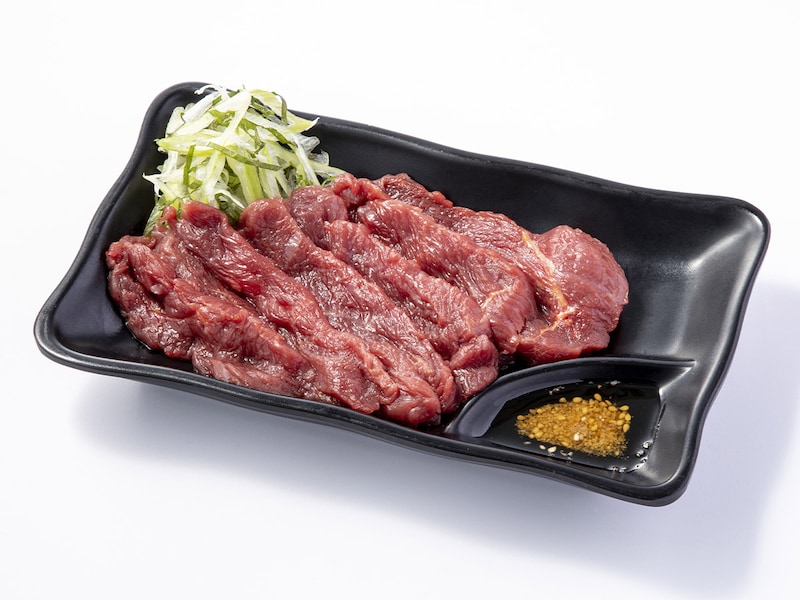 Japanese Malt Whisky SAKURA「馬力馬刺し（馬刺し2倍盛りサービス）」1皿 1,280円（イートイン限定）/改札内B1F スクエア ゼロエリア