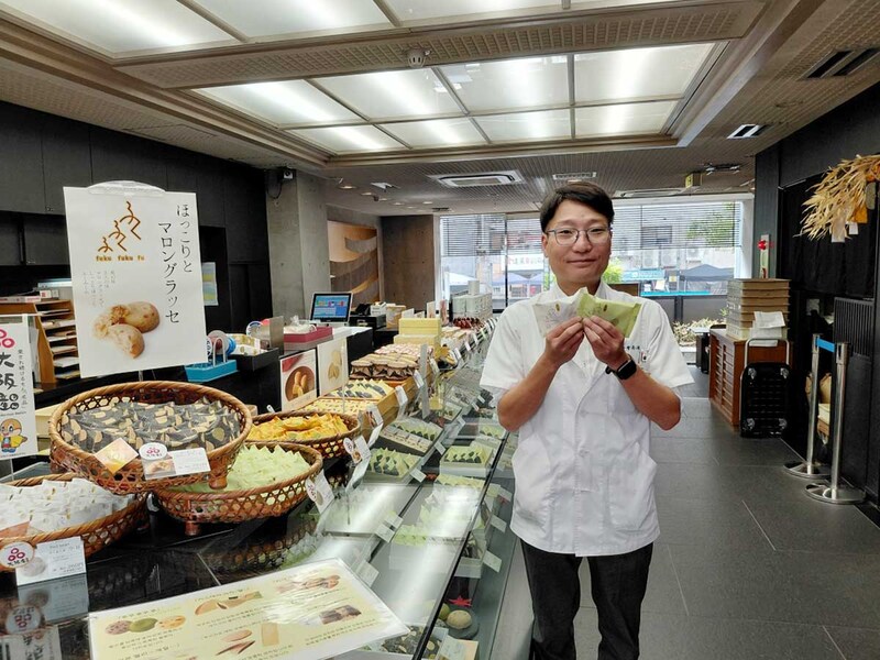 店長の⚫︎さん。店内にはたくさんのおいしい品が並ぶ