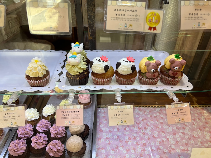 店内にはかわいいカップケーキやアイシングクッキーがずらり