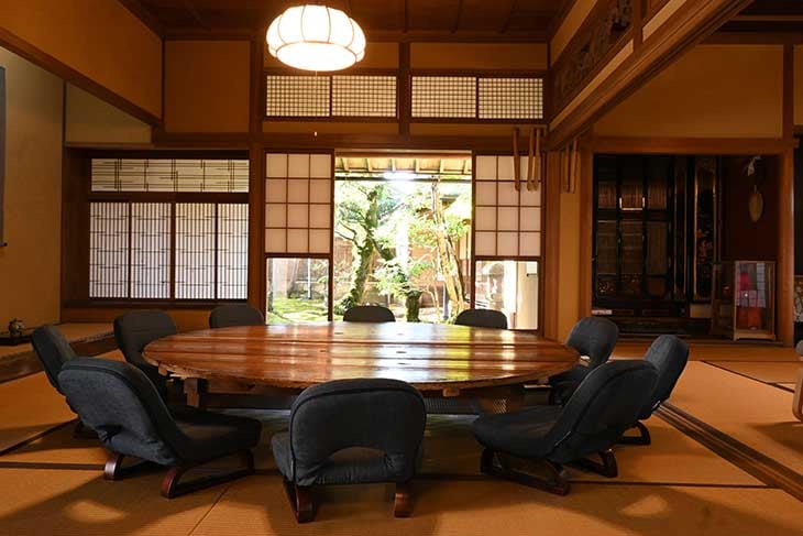 庭園を望む主屋のラウンジ。見学はこちらからスタート ［食楽web］