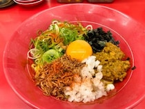 本格スパイスがやみつきに！『ラーメン魁力屋』の「カレーまぜそば」を食べてきた