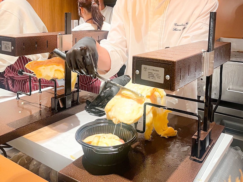 ラクレットチーズを目の前でとろーりとかけて