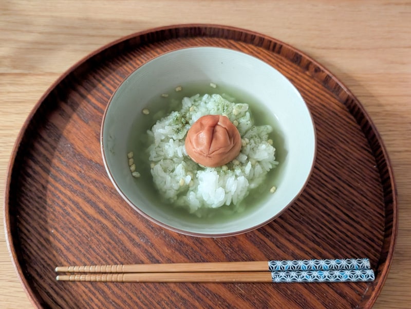 茅乃舎だしがベースに漬け込んだ梅が丸ごと一つ入った本格派のお茶漬けです［食楽web］