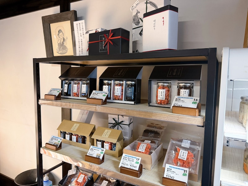 店内には、ご飯のお供やギフト商品がずらり。贈る相手を思い浮かべながら選ぶ時間も楽しい