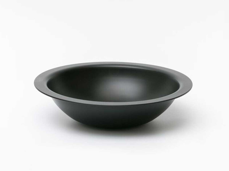 「φ250直火鍋 1.0」1万2,870円。フッ素化合物を含まないケイ素が主体の塗膜で、体にやさしく高い耐久性も実現 ［食楽web］