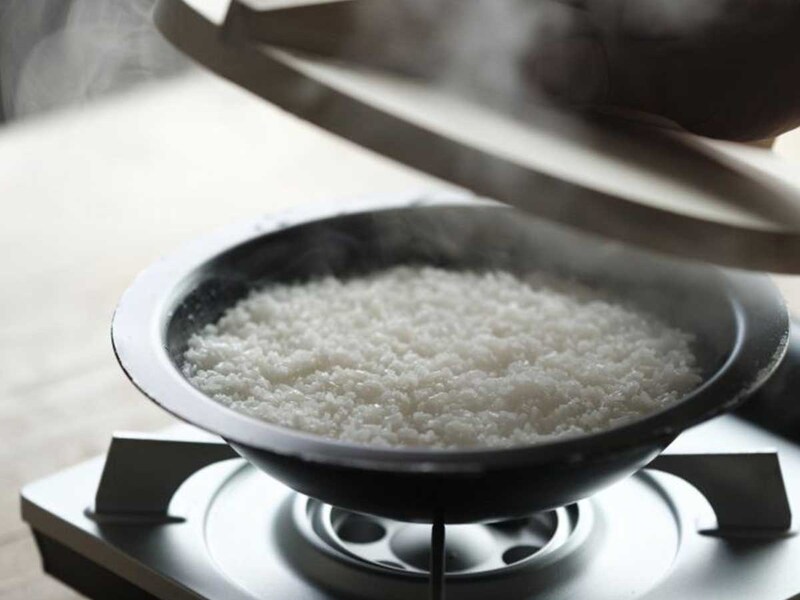 高い熱伝導率をいかし、卓上でも簡単にご飯が炊けます