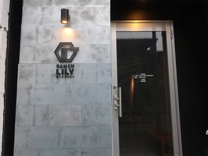 店名と同様、モダンな雰囲気の外観