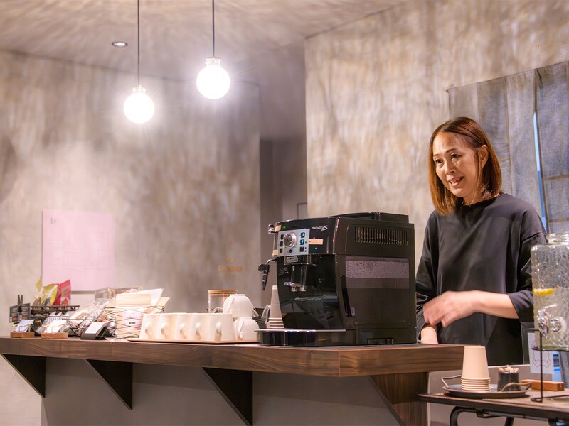 宿を切り盛りする山瀬亜由美さん。実家は敦賀の市場の仲買問屋を営んでいるそう