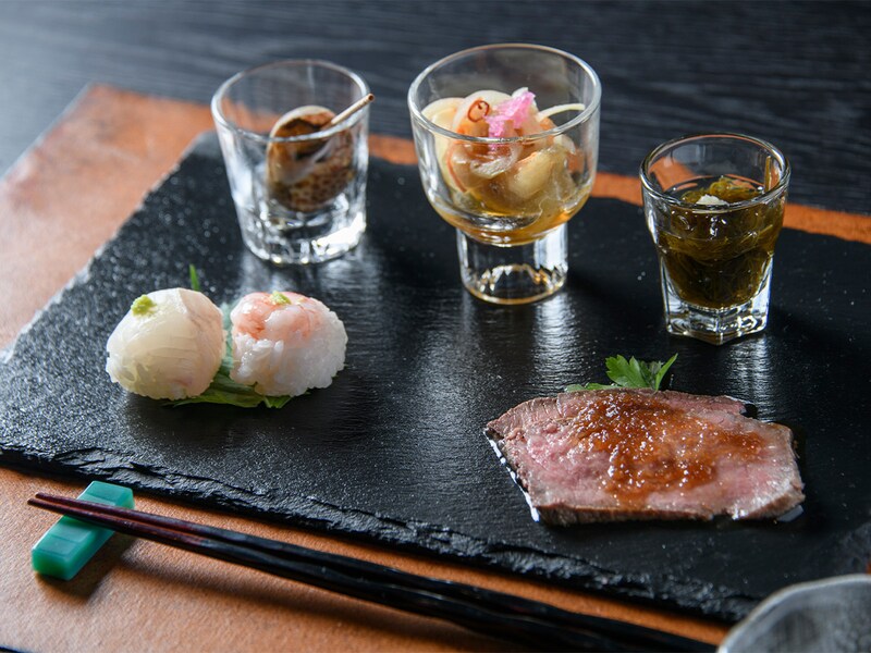 先付。左上から時計回りに、バイ貝、南蛮漬け、もずく酢、若狭牛のローストビーフ、手鞠寿司