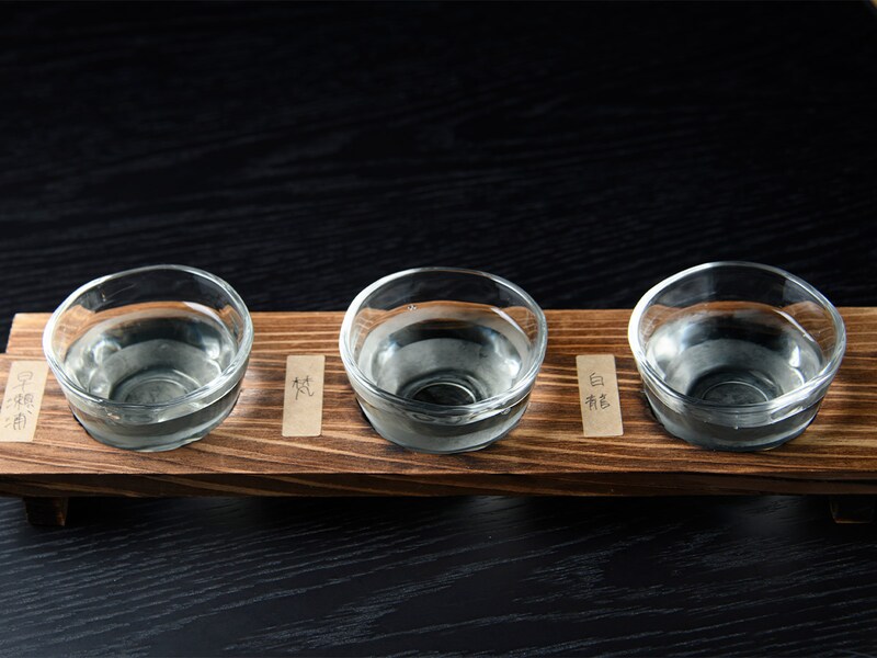 左から「早瀬浦」「梵」「白龍」。若狭の地酒を一度に楽しめる利き酒セット［食楽web］