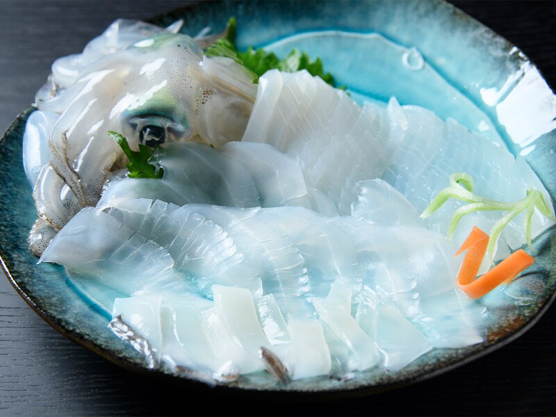 アオリイカの造りは捌きたてで最高の鮮度。醤油をつけなくても甘みが感じられるほど