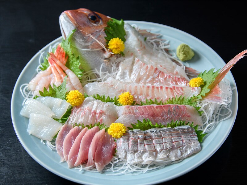 鯛をはじめ、若狭湾近郊で獲れるさまざまな白身魚を盛り合わせたお造り盛り合わせ