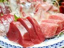 旨い店はタクシー運転手に訊け！ 勝浦の朝獲れ金目鯛やマグロが1泊8,200円で味わえる激安民宿『くろえむ荘』がスゴ過ぎる！