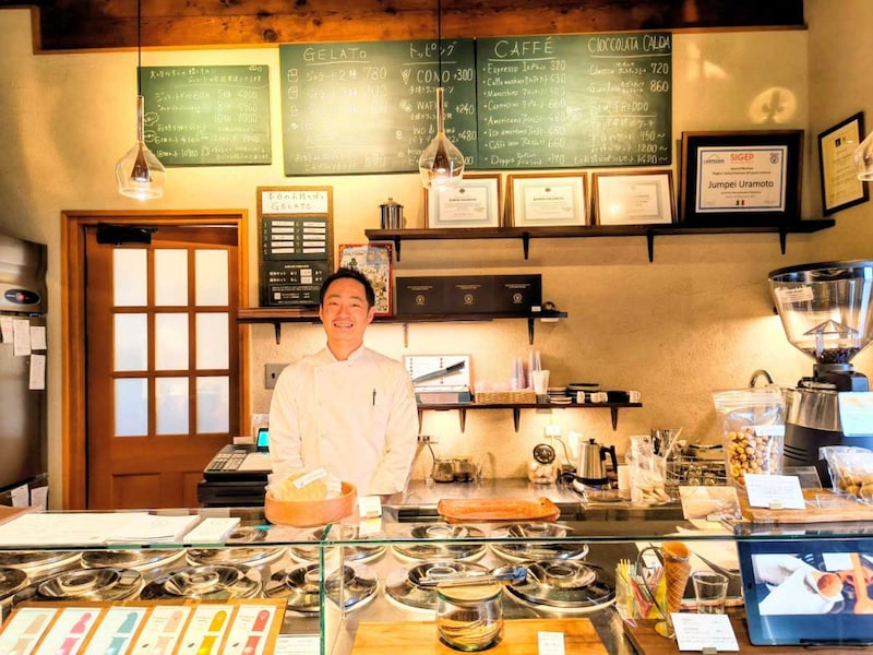 店主の浦本さん。本場イタリアでジェラートづくりを学び、素材の持ち味を生かしたジェラートを日々ていねいに作り続けている