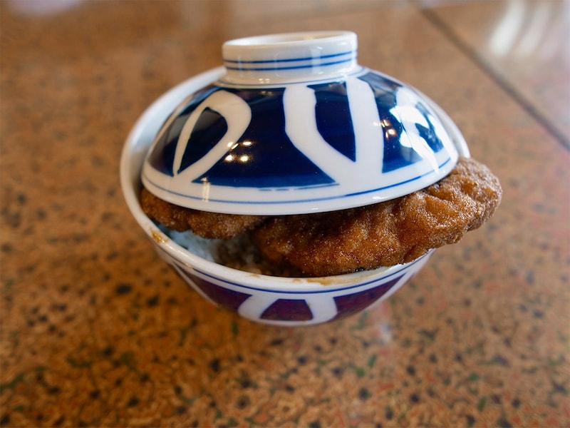 パリ丼（1,100円）はメンチカツが丼からはみ出ていて迫力満点。ご飯の量も400gとボリューミー