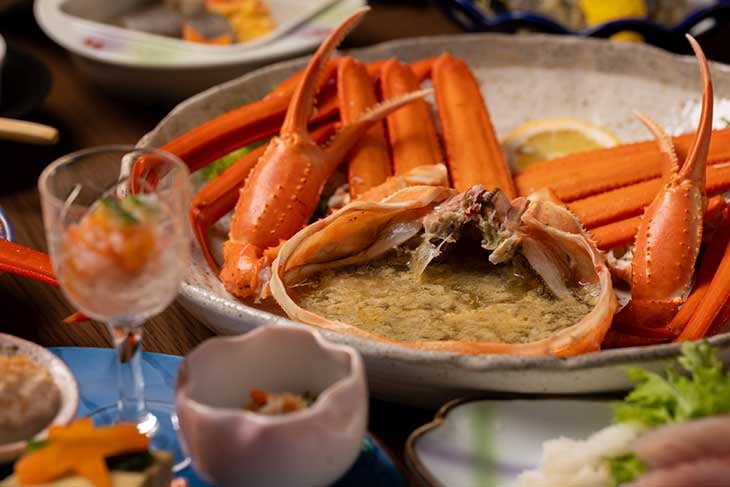 茹でたカニは、蟹味噌に潜らせていただくと至高の味わい！