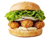 カキフライを挟んだ『フレッシュネスバーガー』の新作「オイスターバーガー」が意外すぎる組み合わせなのに旨い！