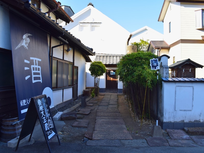 古い蔵をリノベーションした趣のある直売所