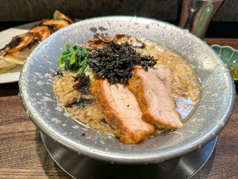 背脂たっぷりですが、重たさよりもじんわり深みを感じるスープが素晴らしい！