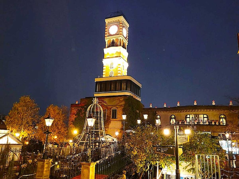 白い恋人パークのシンボル　からくり時計塔