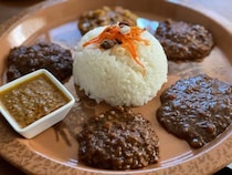 一番美味しいカレーはどれ？ コンビニ、カルディ、成城石井のレトルトキーマを食べ比べてみた