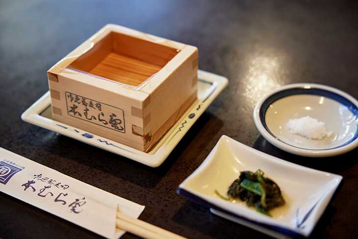 「剣菱 杉樽」一合升（冷酒）1,300円（税込、以下同）