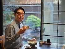 【小宮山雄飛 蕎麦呑みの名店】とりあえず升酒から。蕎麦も料理もウマい人気の老舗『本むら庵』