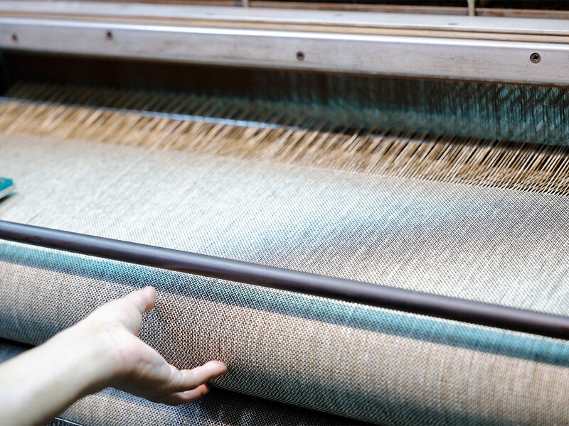 和紙製の糸を使い専用の織機で織り上げていく