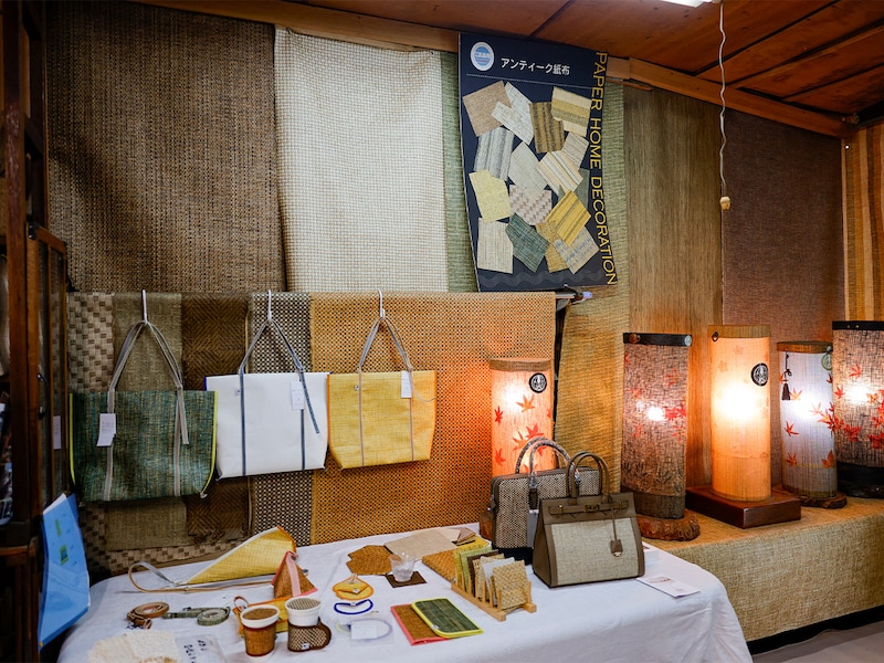 紙布を使ったバックや照明なども販売