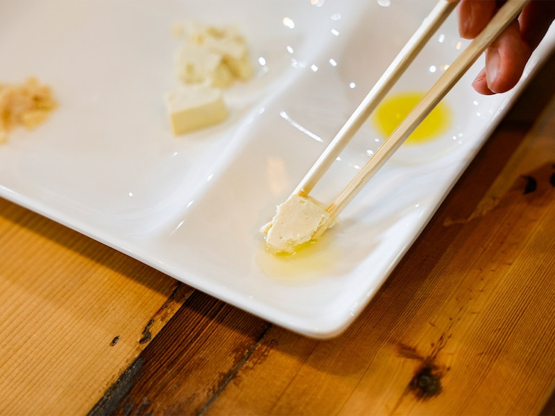 豆腐にオリーブオイルをかけて試食。まさに目からウロコのペアリング体験！