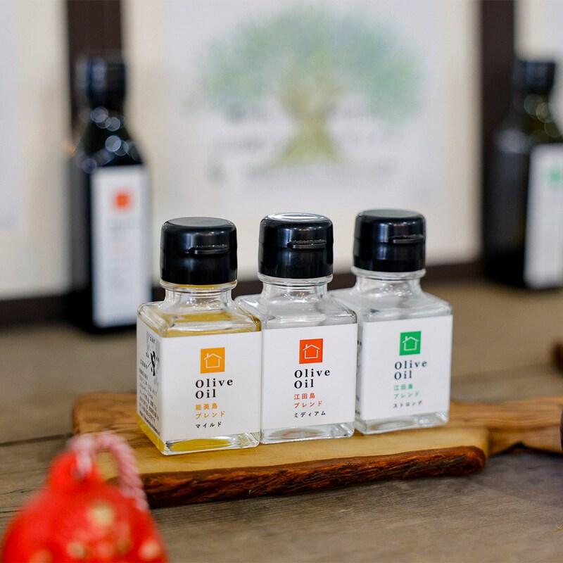 画像の瓶は、オリーブオイル。江田島でオリーブを栽培し、オリーブオイルを製造している『いとなみ舎』のものです。