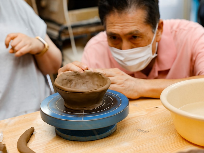 陶芸体験では、ご主人の沖山さん自らが陶器について、江田島焼についてレクチャーしてくる