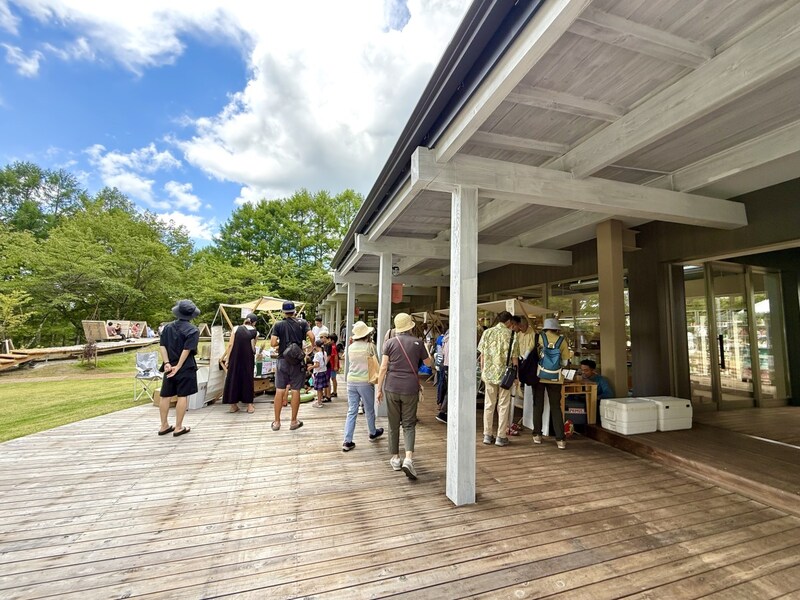 イベント時は地元の野菜やワインなどを販売するマルシェが開催