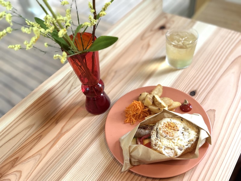 「ニュージャージー」（皮付きポテトとドリンクセット・1800円）セットのドリンクは「八十茶」