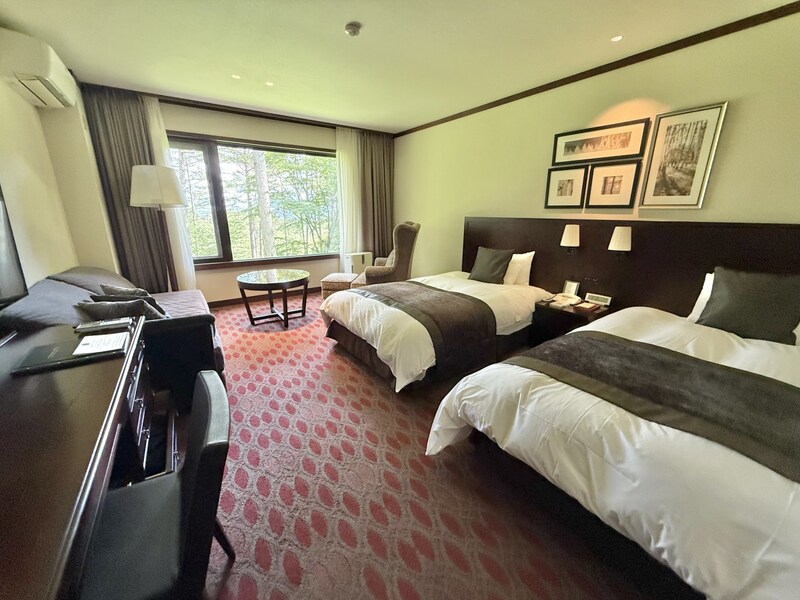 赤い絨毯が映えるクラシカルモダンなインテリア