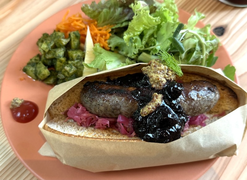 「蓼科ジビエ」（高原野菜のサラダとドリンクセット・2200円）。添え付けにはタケノコとジェノベーゼを合わせた珍しいサラダも