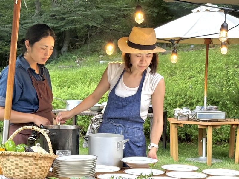 料理を振る舞うのは旅する料理人こと三上奈緒さん（右）