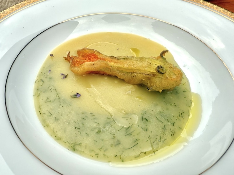 「ズッキーニの花フリット、2色のジャガイモのピュレ」。フェンネルが香るジャガイモのピュレにフリットをディップして味わう