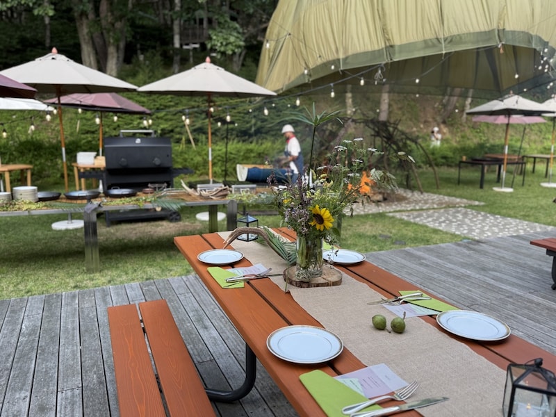 グラマラスダイニングに準備されたテーブルセット