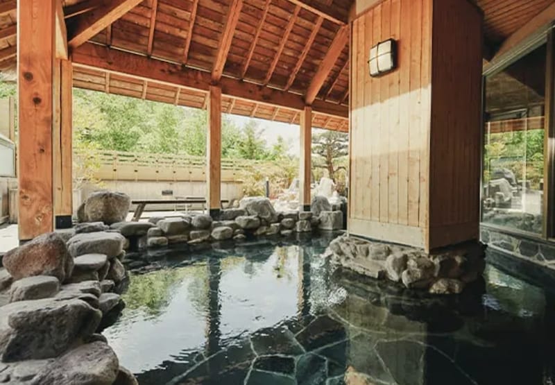 広々とした露天風呂で森の風に吹かれながらのんびり入浴タイム